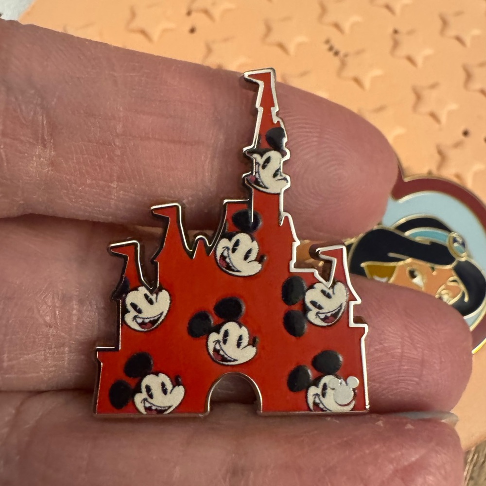 One “LOT” of excellent condition Disney Pins. 25 pins in total. - Picture 11 of 16